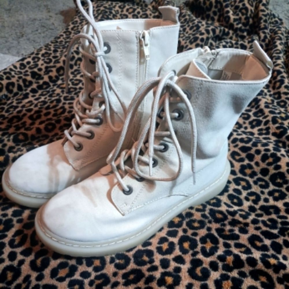 🤠American Eagle Outfitters Bone White Vegan Leather Combat Boots Womens Size 5